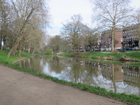 840717 Gezicht over de Stadsbuitengracht te Utrecht, vanaf het plantsoen bij het Servaasbolwerk te Utrecht. Op de ...